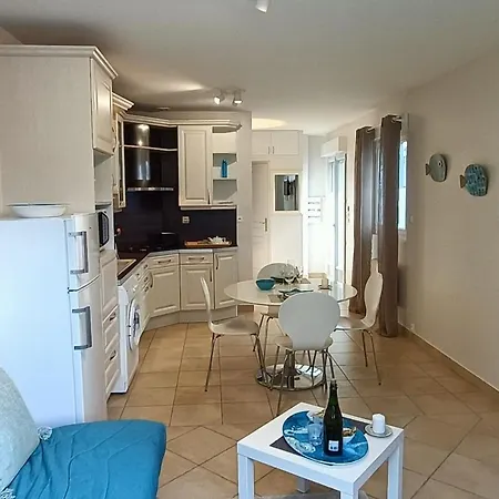 Holiday home Le Petit Bleu *